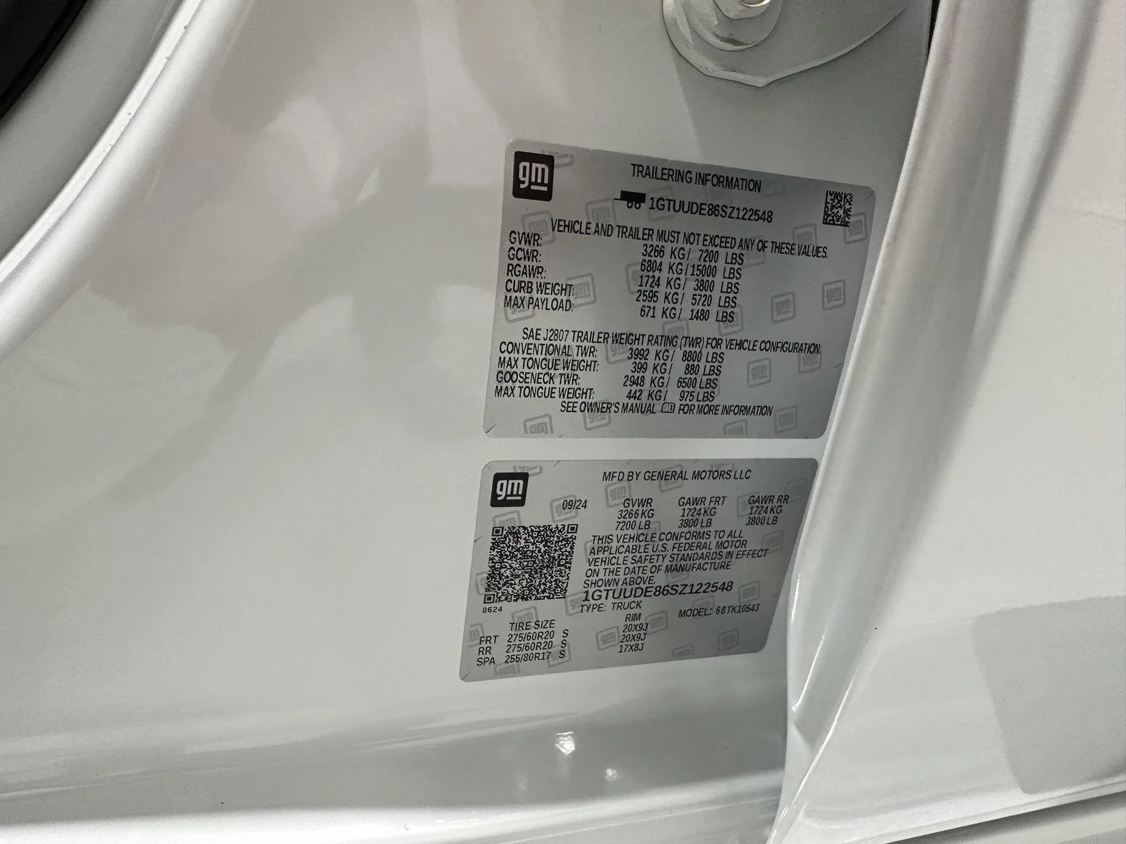 Used 2025 Summit White GMC SLT image 32