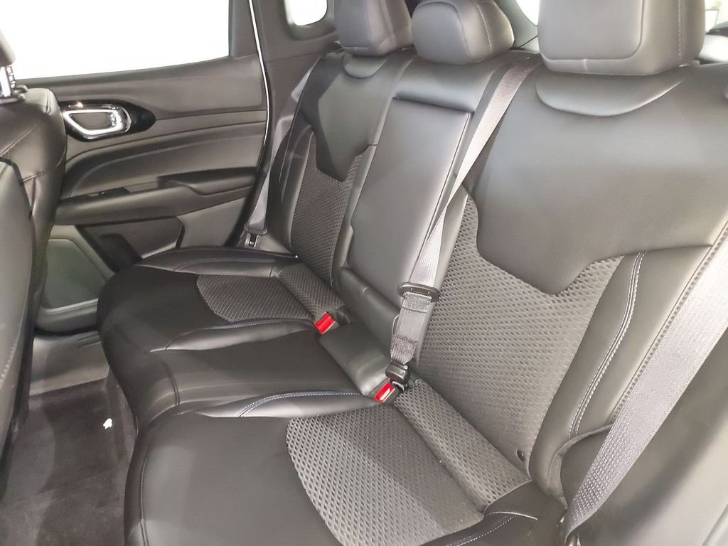 New 2026 White Jeep Latitude image 25