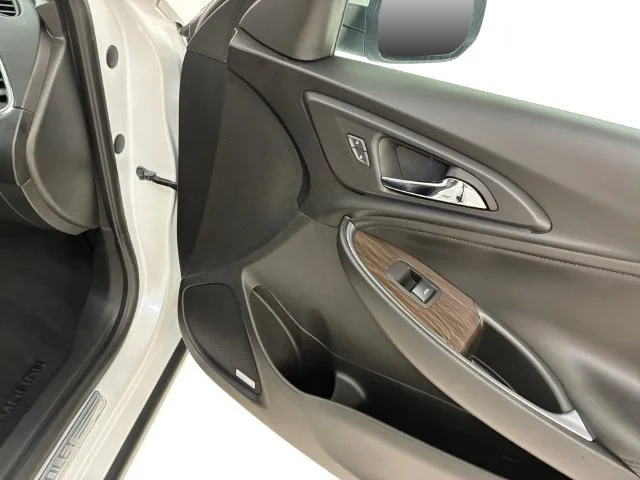 Certified Used 2018 IRIDESCENT PEARL TRICOAT Chevrolet Premier image 15