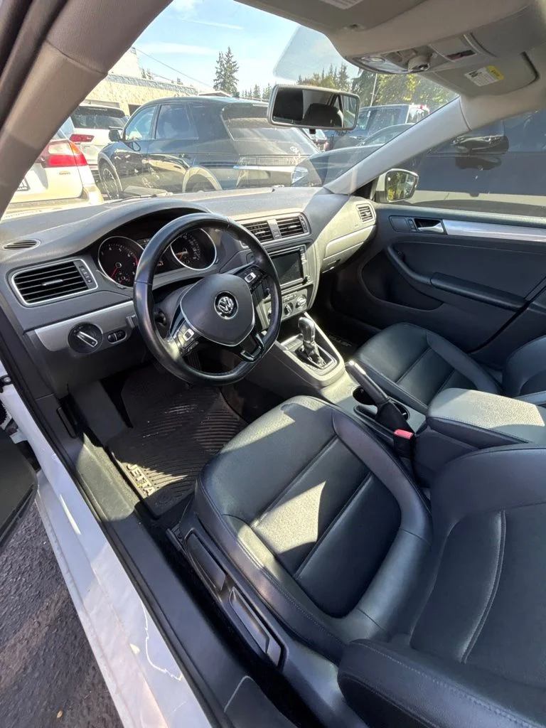 Used 2017 White Volkswagen 1.4T SE image 5