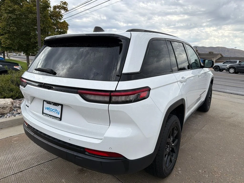 Used 2024 White Jeep Altitude image 5