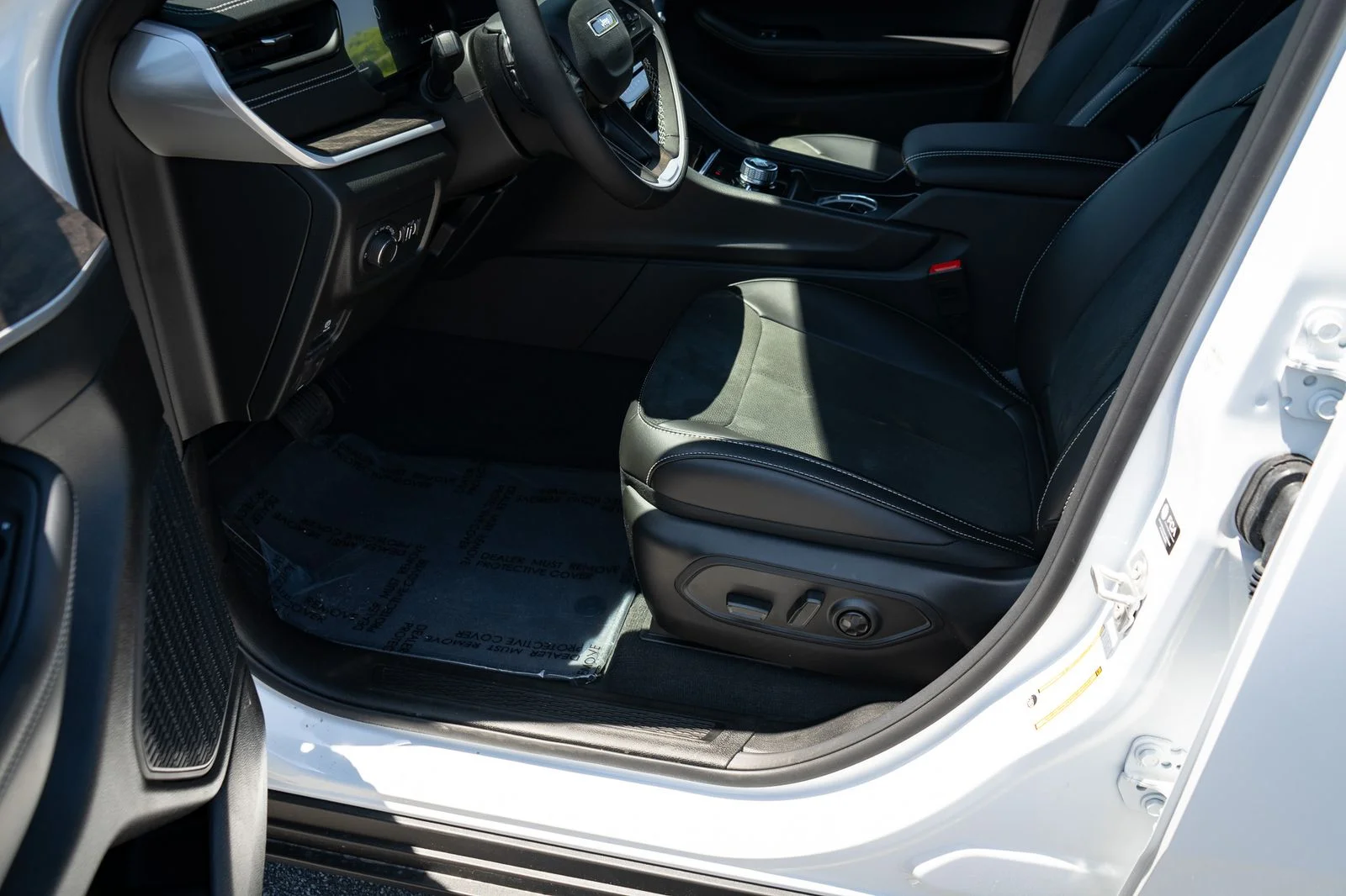 New 2026 Bright White Clear-Coat Exterior Paint Jeep Altitude image 17