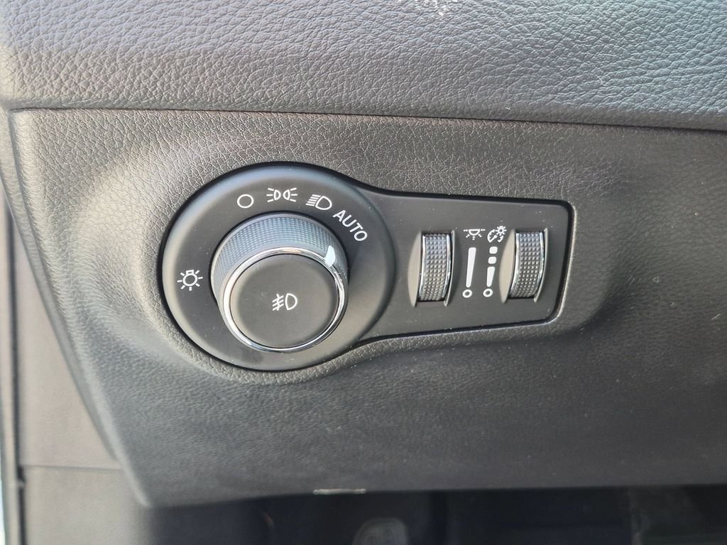 Used 2020 White Jeep Latitude image 14
