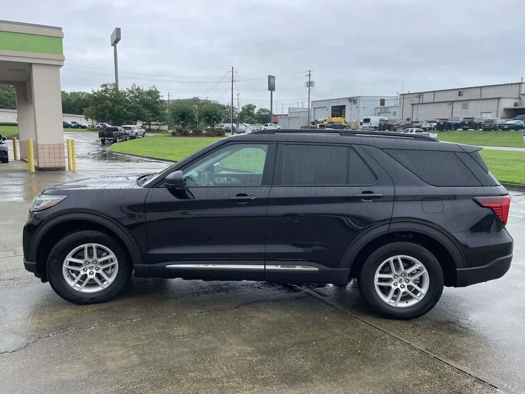 Used 2025 Black Metallic Ford Active image 6