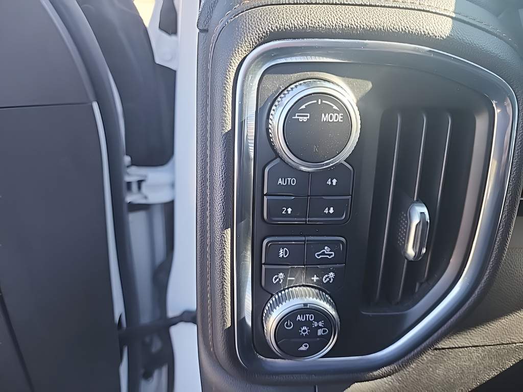 Used 2021 White GMC AT4 image 18