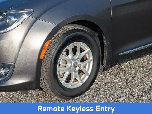 Used 2020 Gray Chrysler Touring L image 8