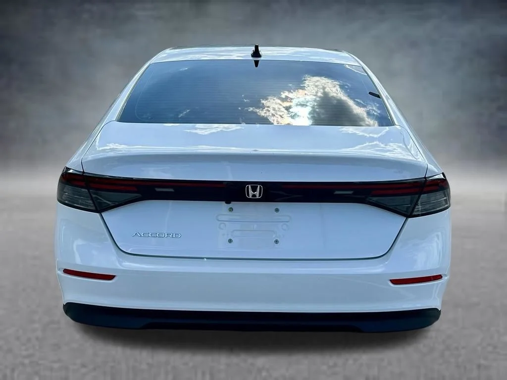 Used 2025 Platinum White Pearl Honda SE image 6