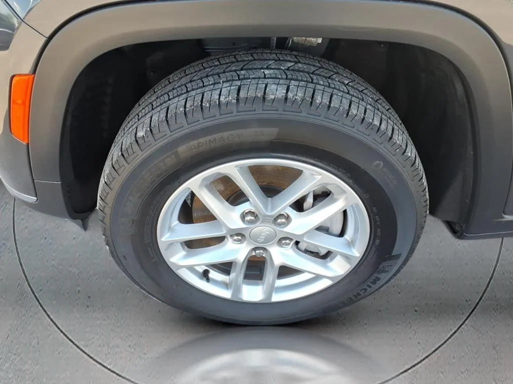 New 2025 Baltic Gray Metallic Clear-Coat Exterior Paint Jeep Laredo image 4