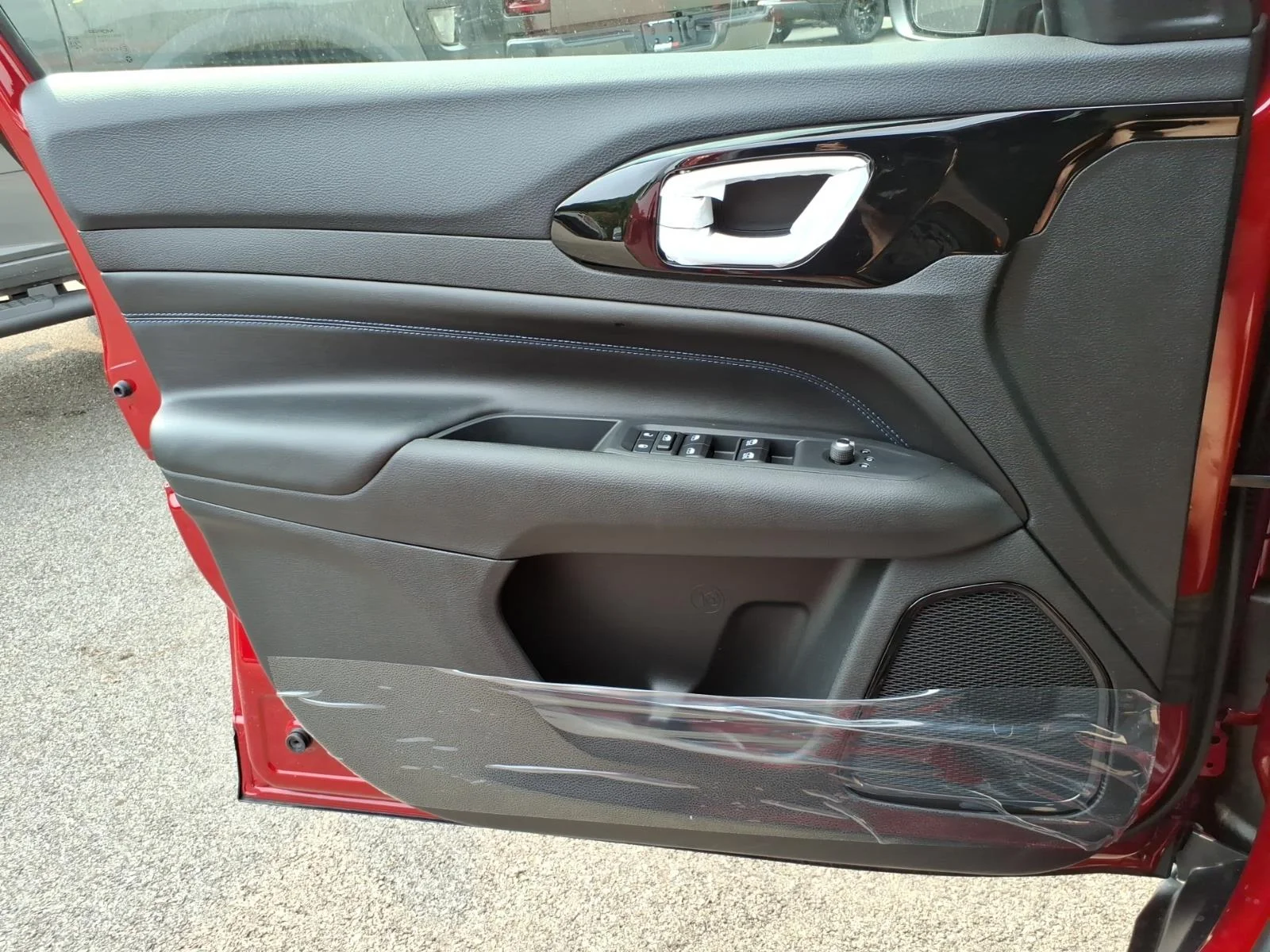 New 2026 Red Hot Pearl-Coat Exterior Paint Jeep Latitude image 7
