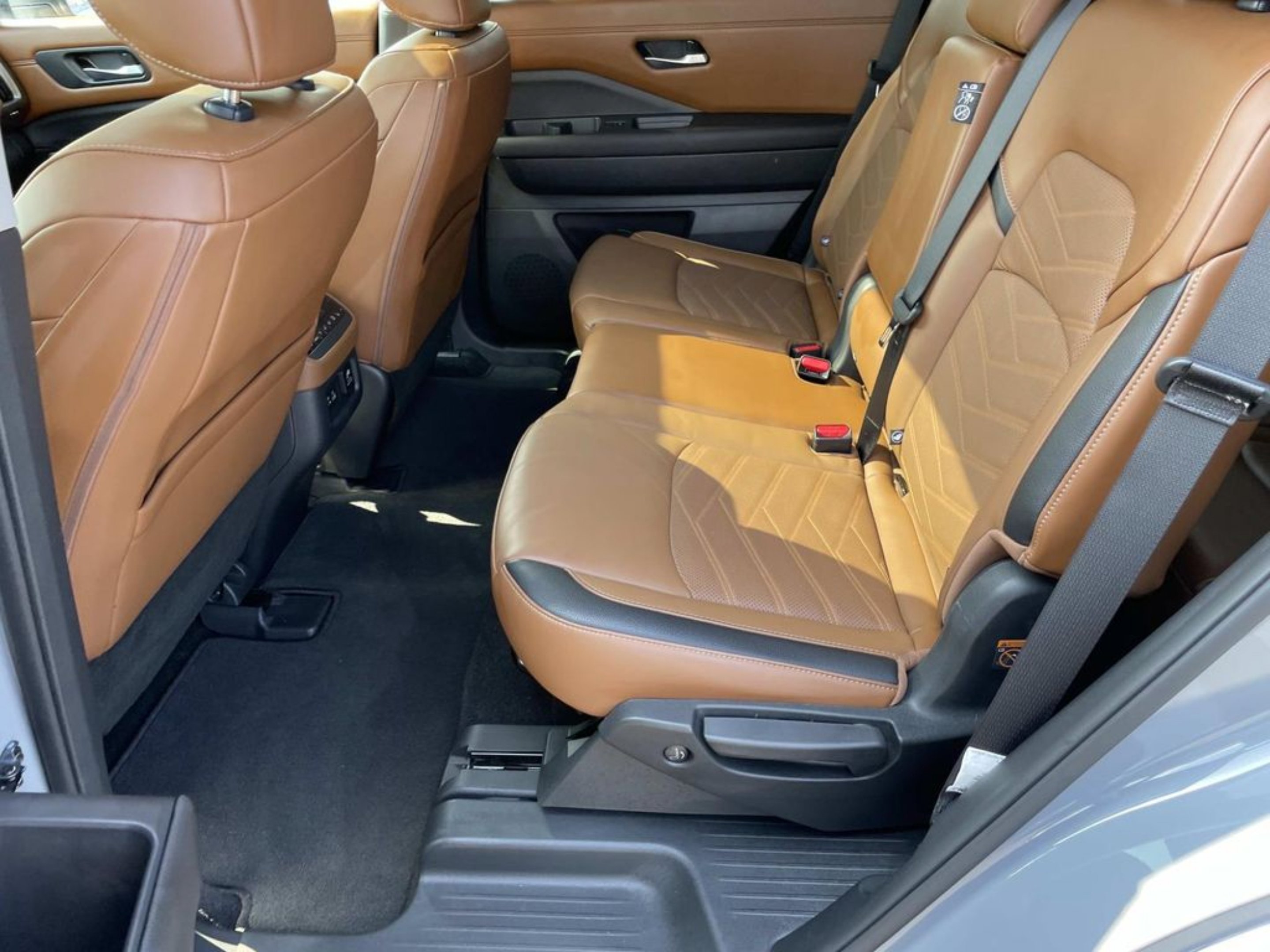 Used 2025 Gray Nissan Platinum image 11