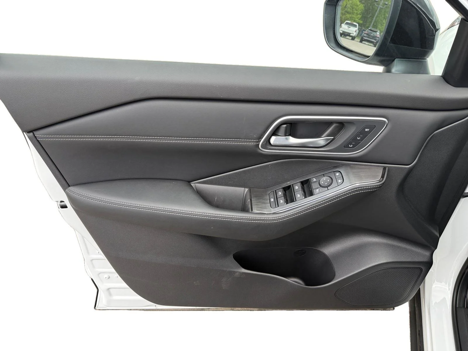 New 2026 Everest White Pearl/Super Black Nissan Platinum image 9