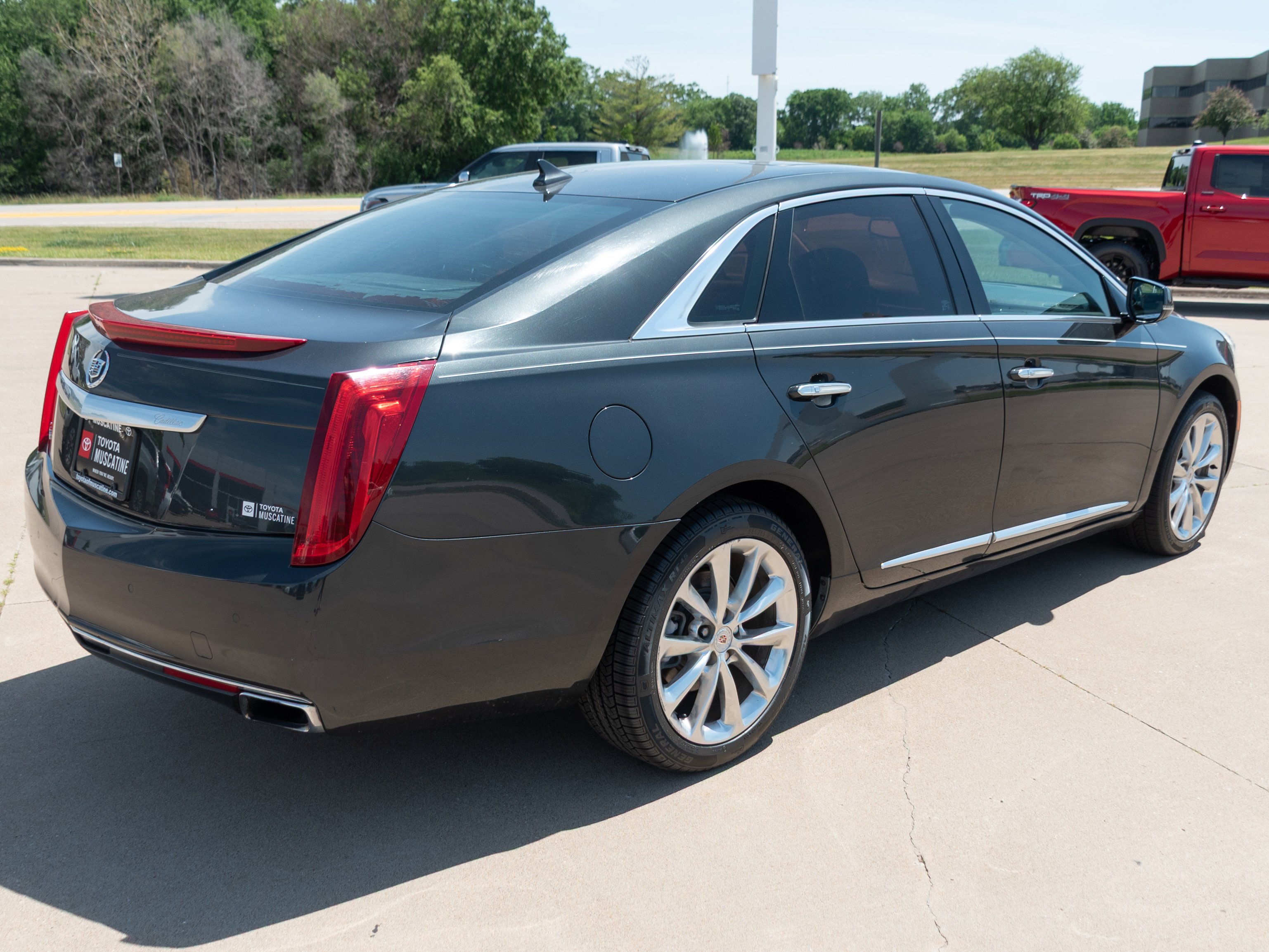 Used 2013 Graphite Metallic Cadillac Luxury image 20