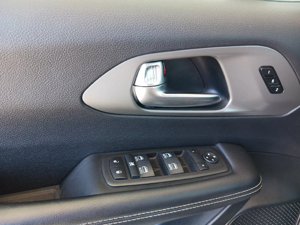 Used 2025 Blue Chrysler Select image 30