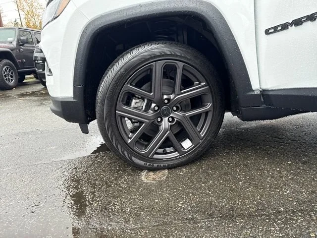 New 2026 Bright White Clear-Coat Exterior Paint Jeep Limited image 27