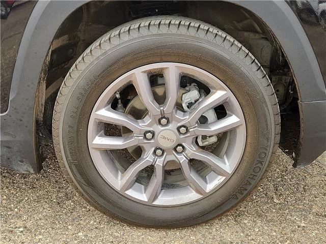 Used 2023 Red GMC SLT Front-Wheel Drive image 7