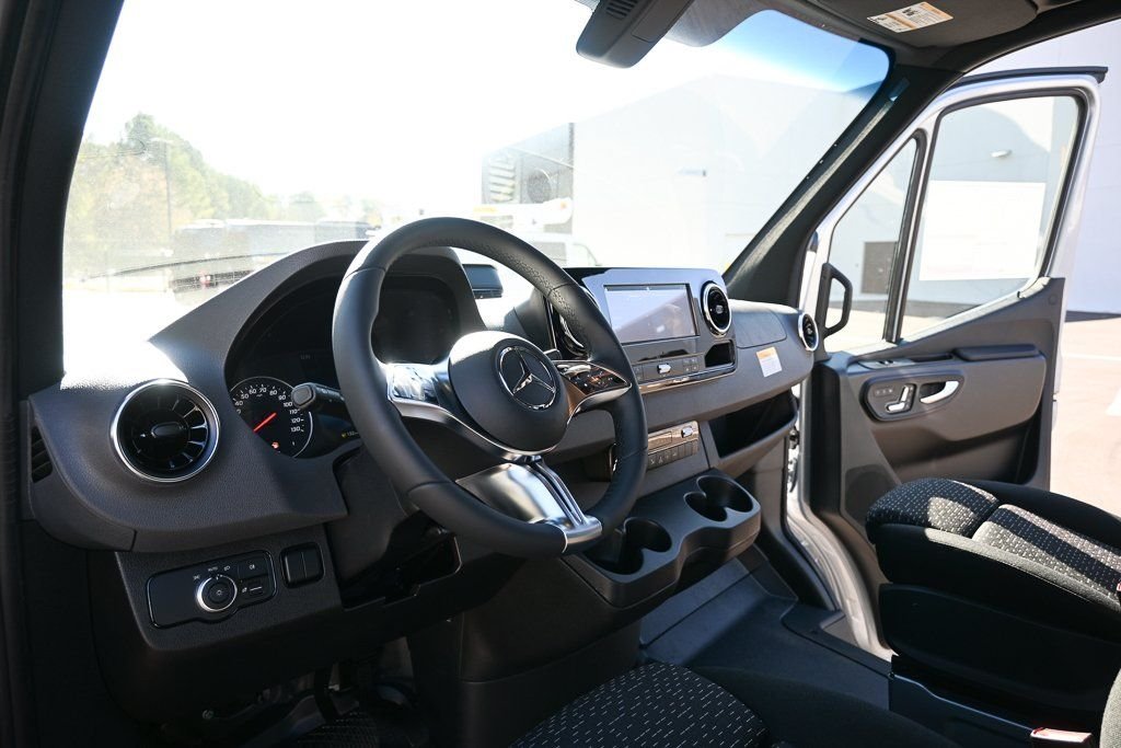 Used 2026 High-tech silver metallic Mercedes-Benz Cargo 144 WB image 6