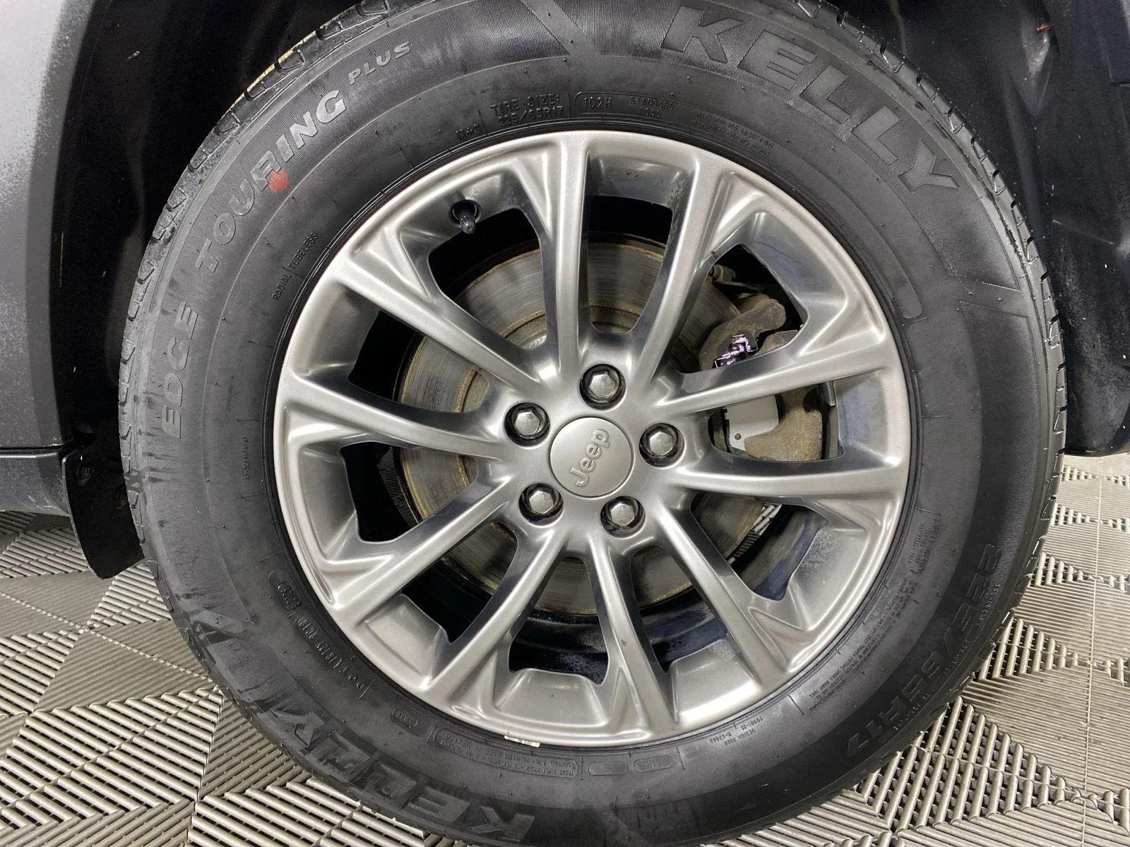 Used 2019 Velvet Red Pearlcoat Jeep Latitude Plus image 12