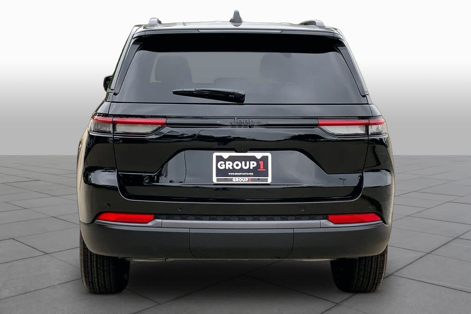 New 2026 Diamond Black Crystal Pearlcoat Jeep Laredo Altitude image 4