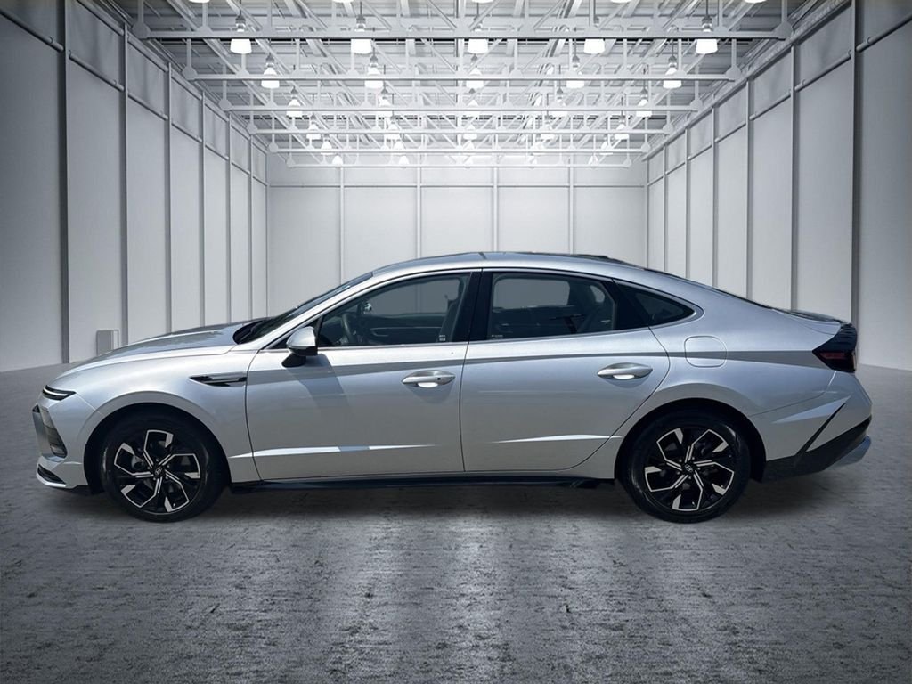 Used 2025 Silver Hyundai SEL image 2