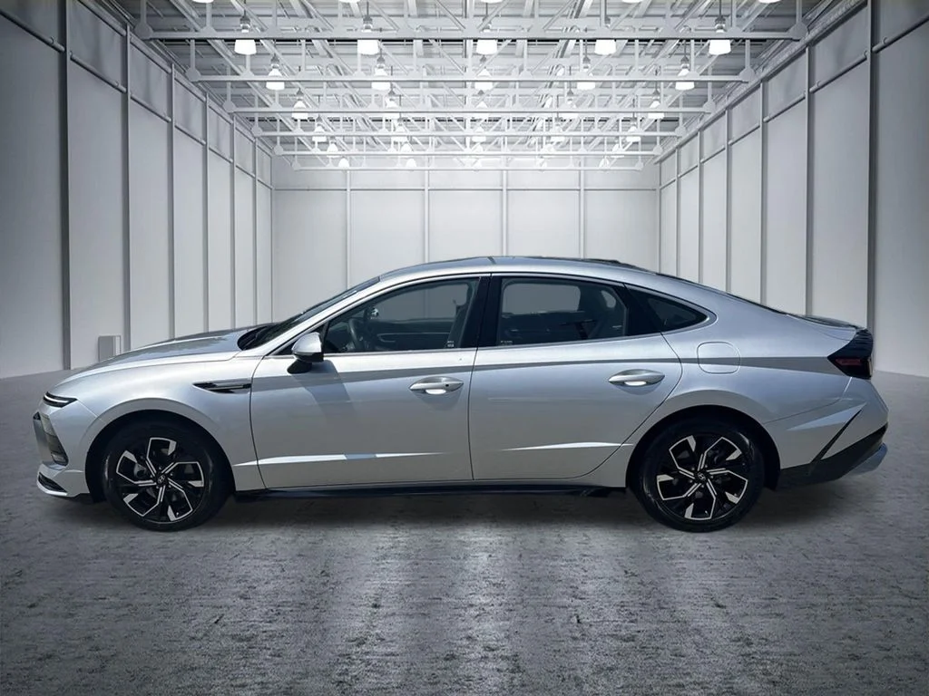 Used 2025 Silver Hyundai SEL image 2