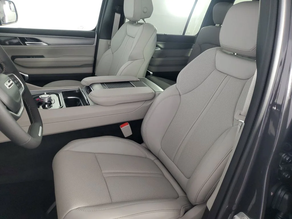New 2026 Baltic-Gray Metallic Clear-Coat Exterior Paint Jeep Limited Reserve image 12