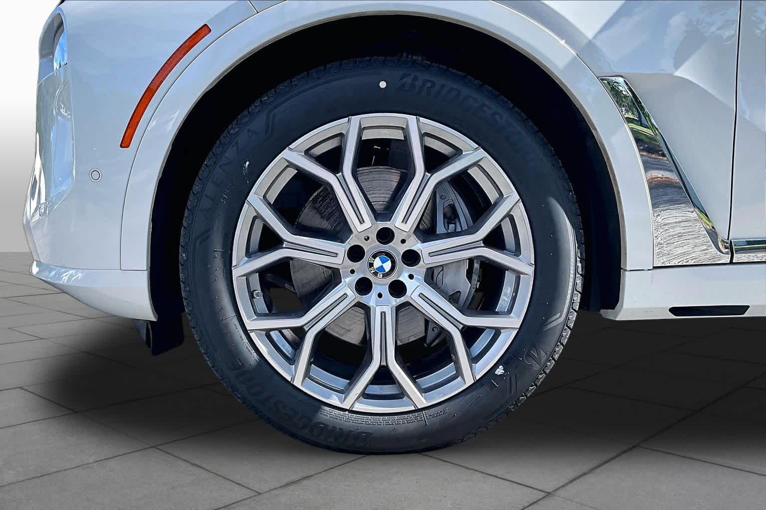 Used 2026 Mineral White Metallic BMW xDrive40i image 11