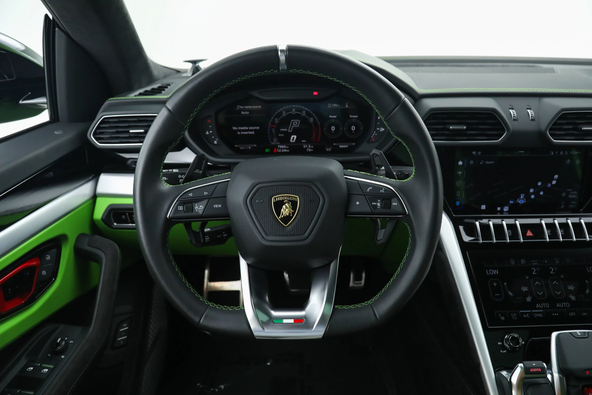 Used 2024 Green Lamborghini S image 28
