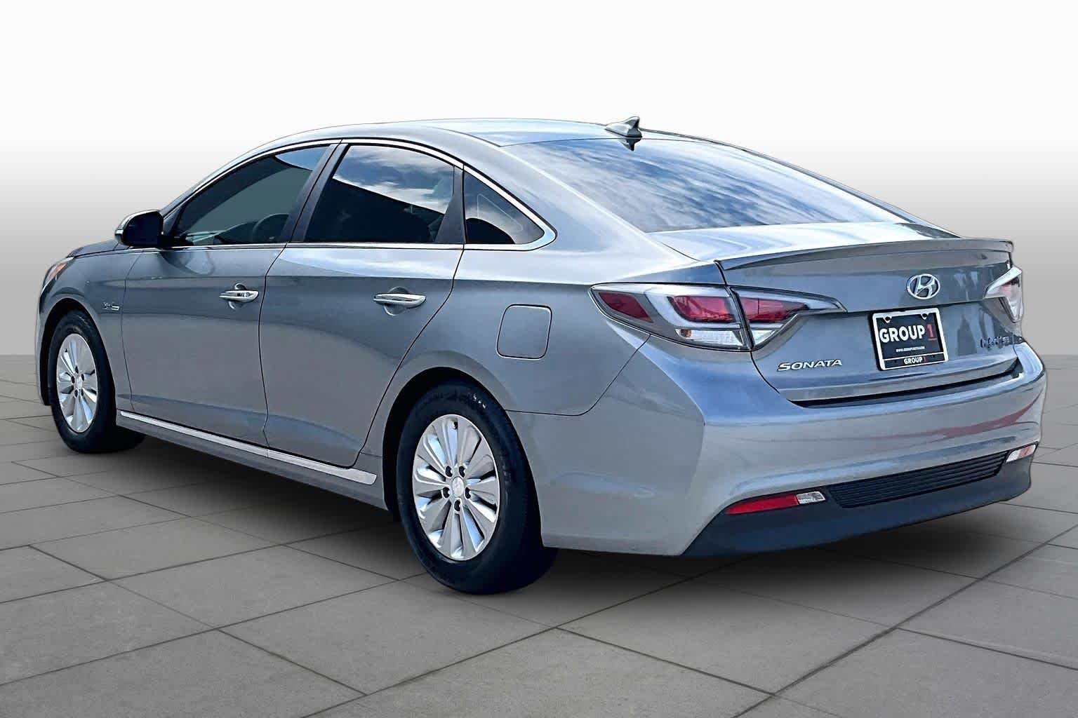 Used 2017 Metropolis Gray Hyundai SE image 11