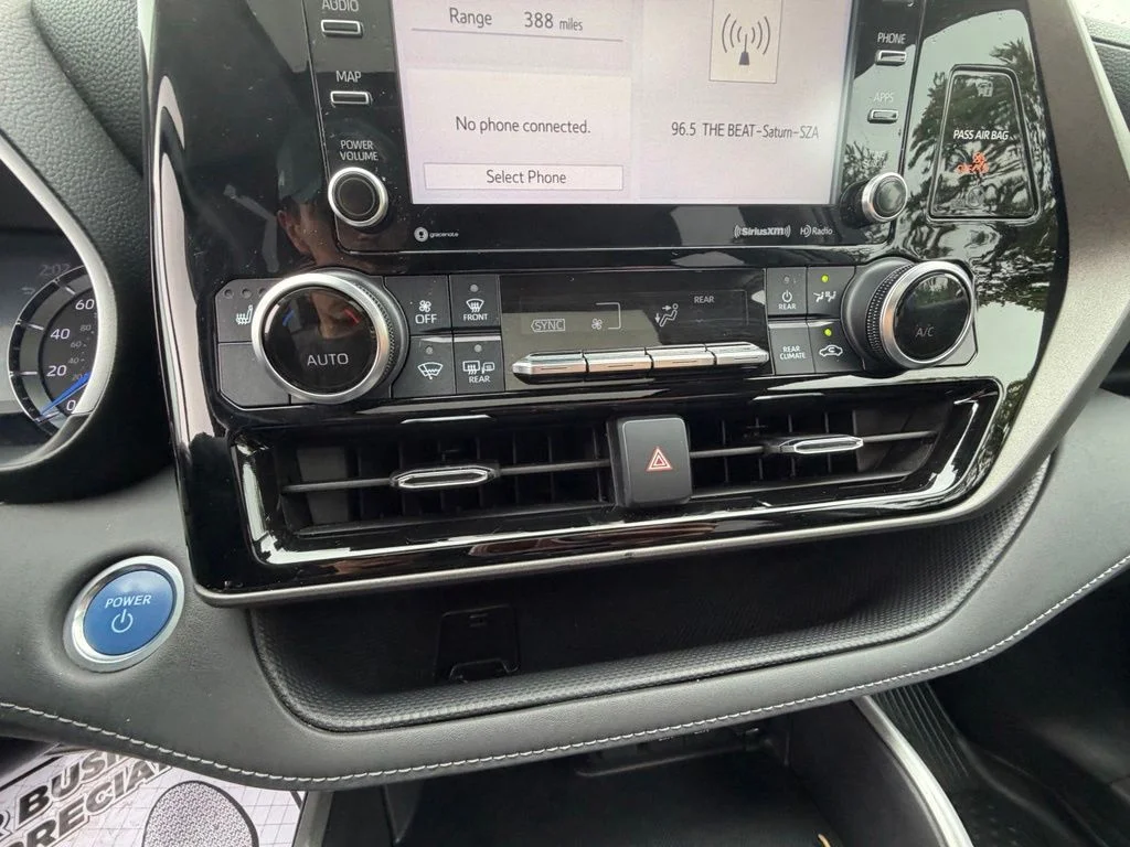 Used 2021 Silver Toyota XLE image 24