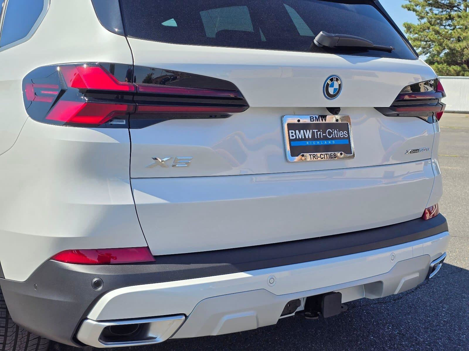 New 2026 Mineral White Metallic BMW xDrive50e image 7