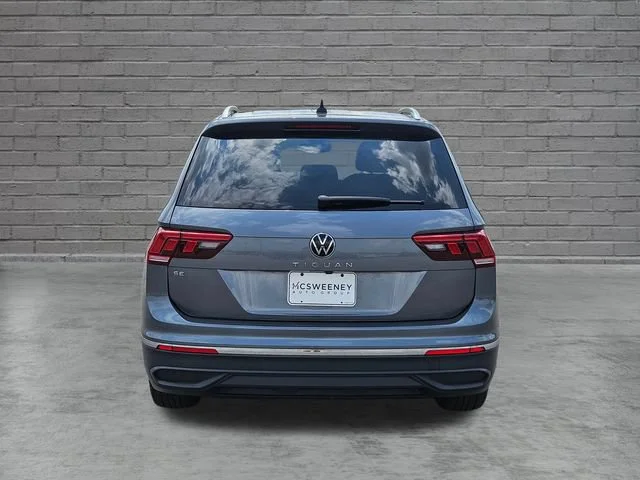 Used 2022 Black Volkswagen SE image 4