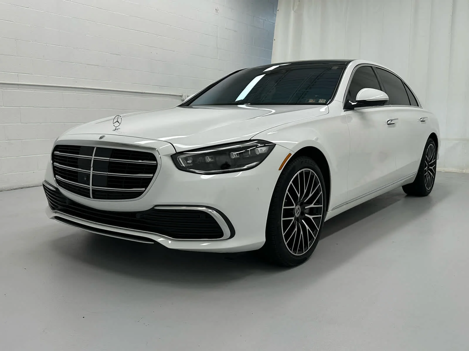 Used 2024 MANUFAKTUR Moonlight White Metallic Mercedes-Benz S 580 image 4