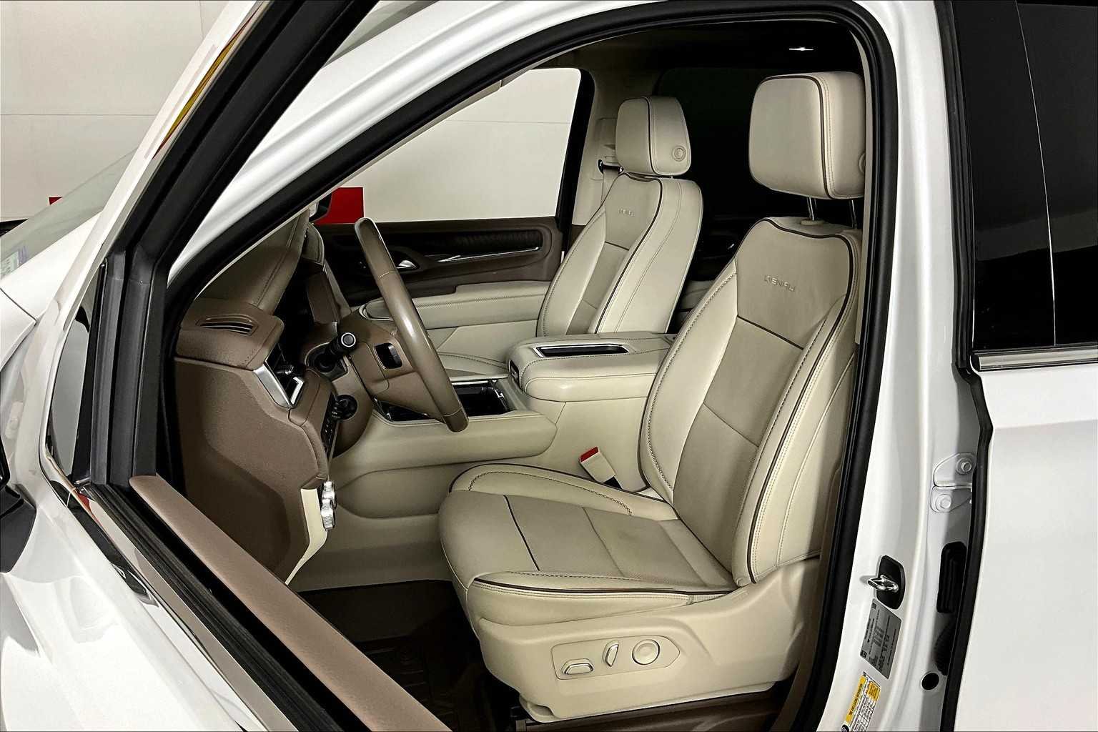 Used 2022 White Frost Tricoat GMC Denali image 8