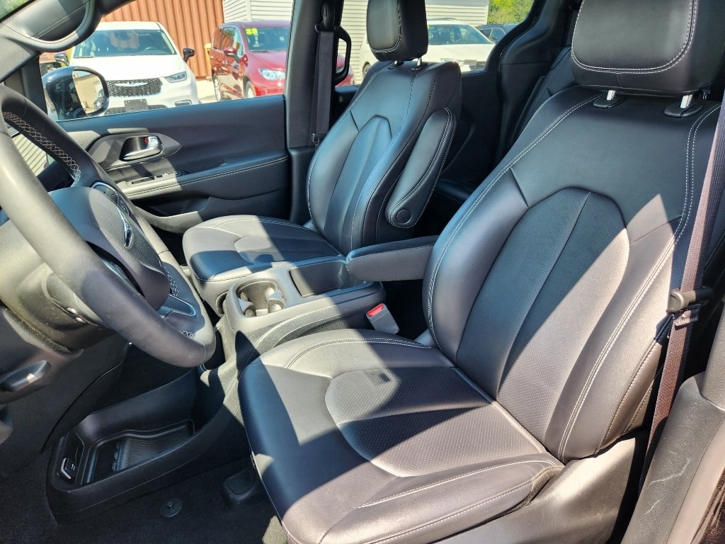 Used 2025 Diamond Black Crystal Pearlcoat Chrysler Select image 12