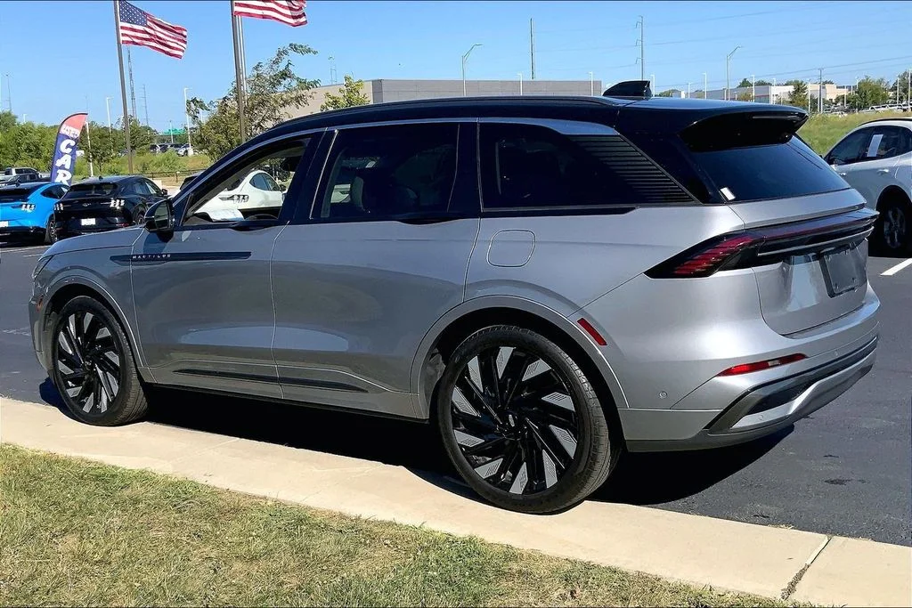 Used 2024 Lincoln Nautilus Black Label with VIN 5LMPJ9JA6RJ771389 for sale in Kansas City