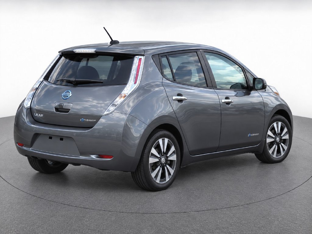 Used 2015 Gray Nissan SV image 33