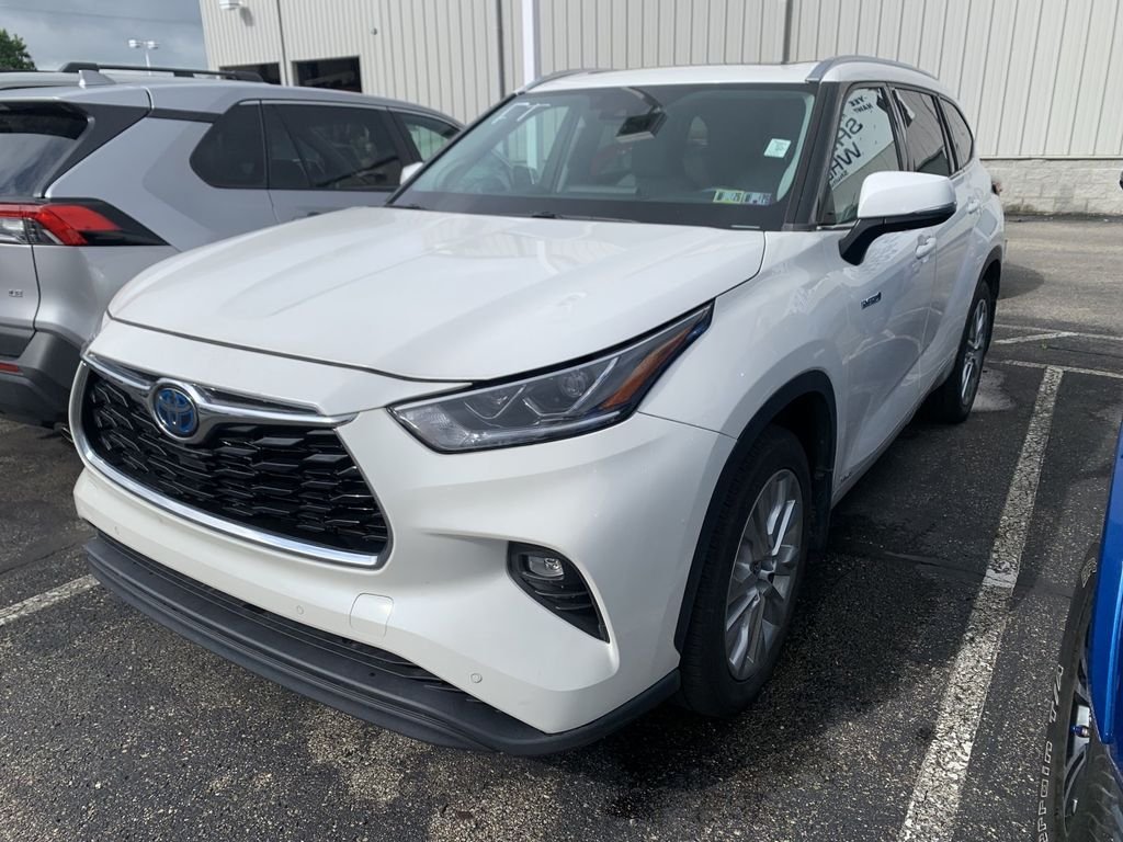Used 2020 White Toyota XLE image 5