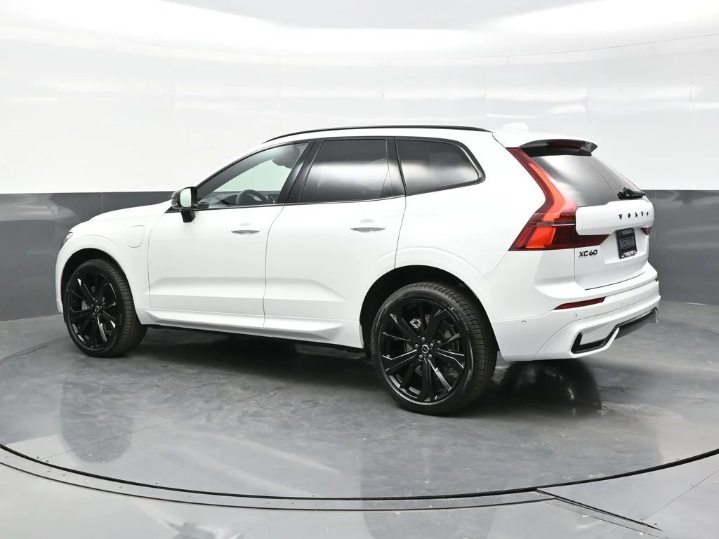 New 2026 Crystal White Volvo T8 Ultra Black Edition image 4