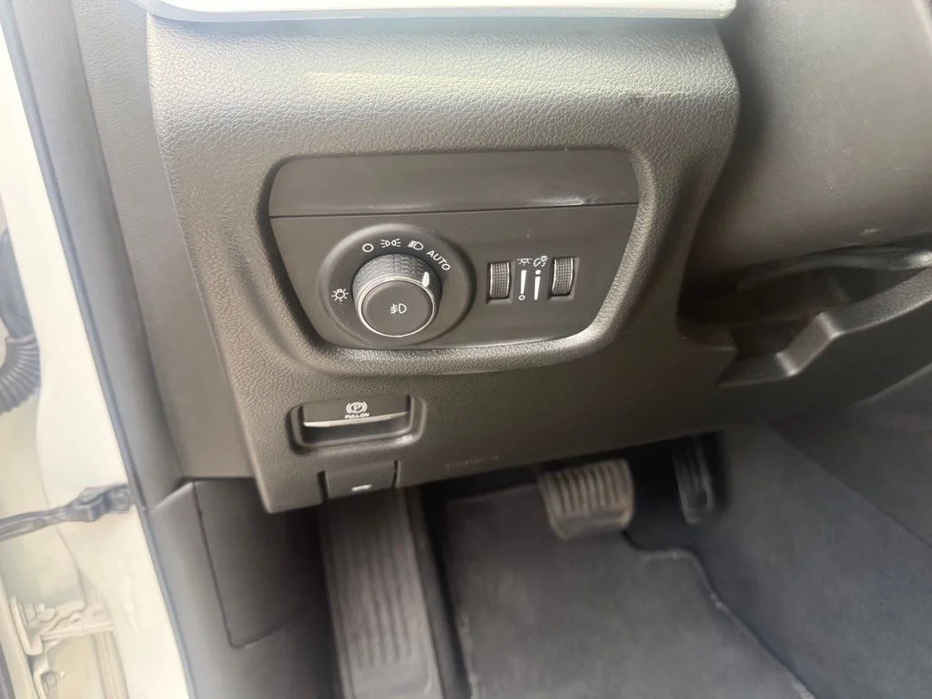 Used 2023 White/off-white Jeep Limited image 14