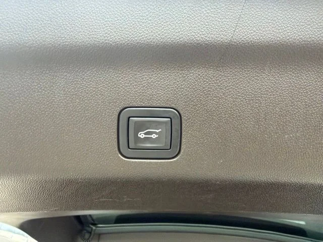 Used 2023 White GMC SLT image 19
