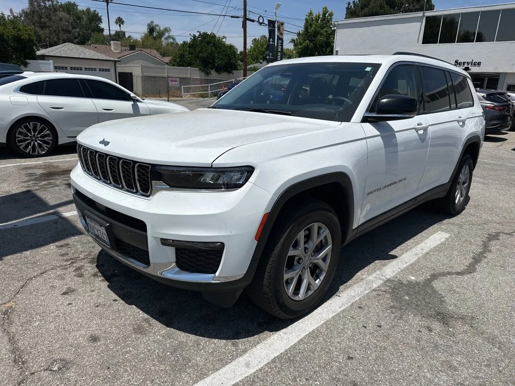 Used 2023 White/off-white Jeep Limited image 3