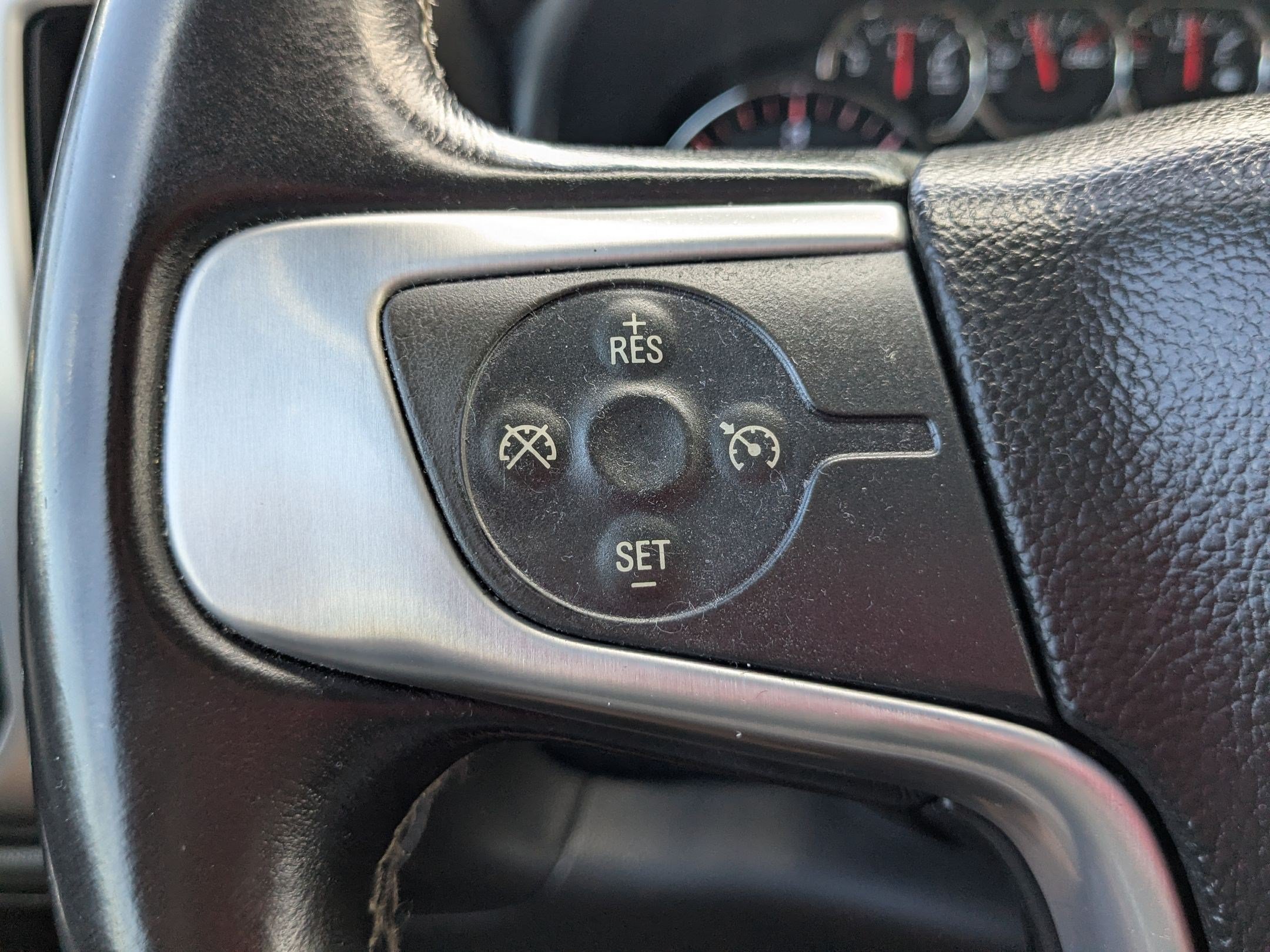 Used 2014 STEALTH GRAY METALLIC GMC SLE image 17