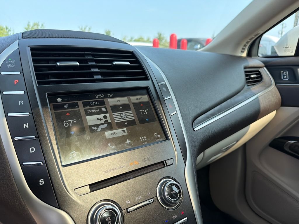 Used 2018 White Platinum Clearcoat Metallic Lincoln Reserve image 19