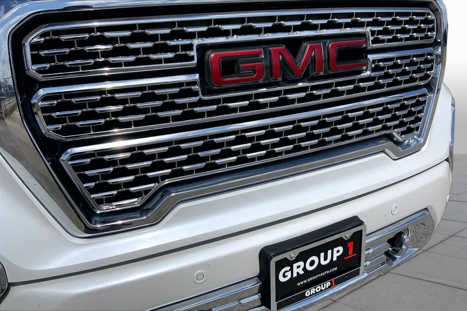 Used 2021 White Frost Tricoat GMC Denali image 29