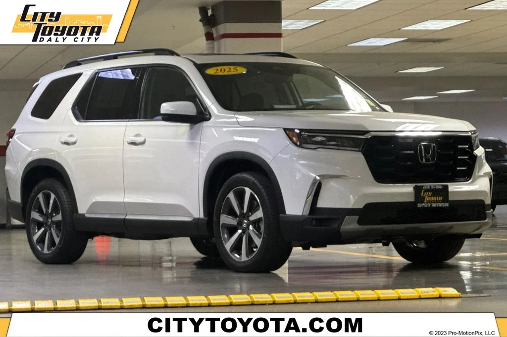 2025 Honda Pilot Touring AWD's photo