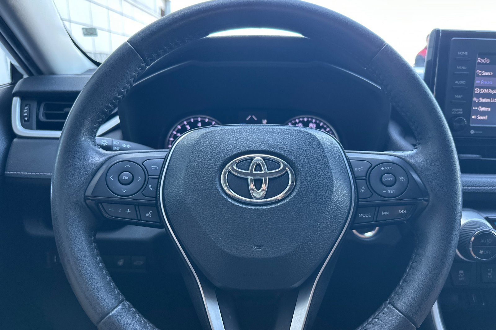 Used 2022 White Toyota XLE image 23