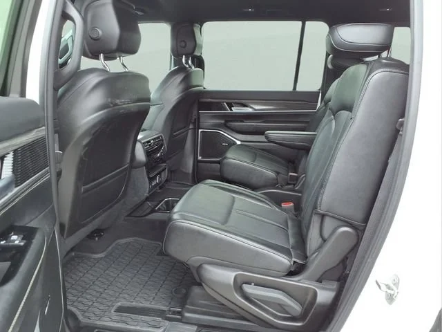 Used 2024  Jeep Series III image 18