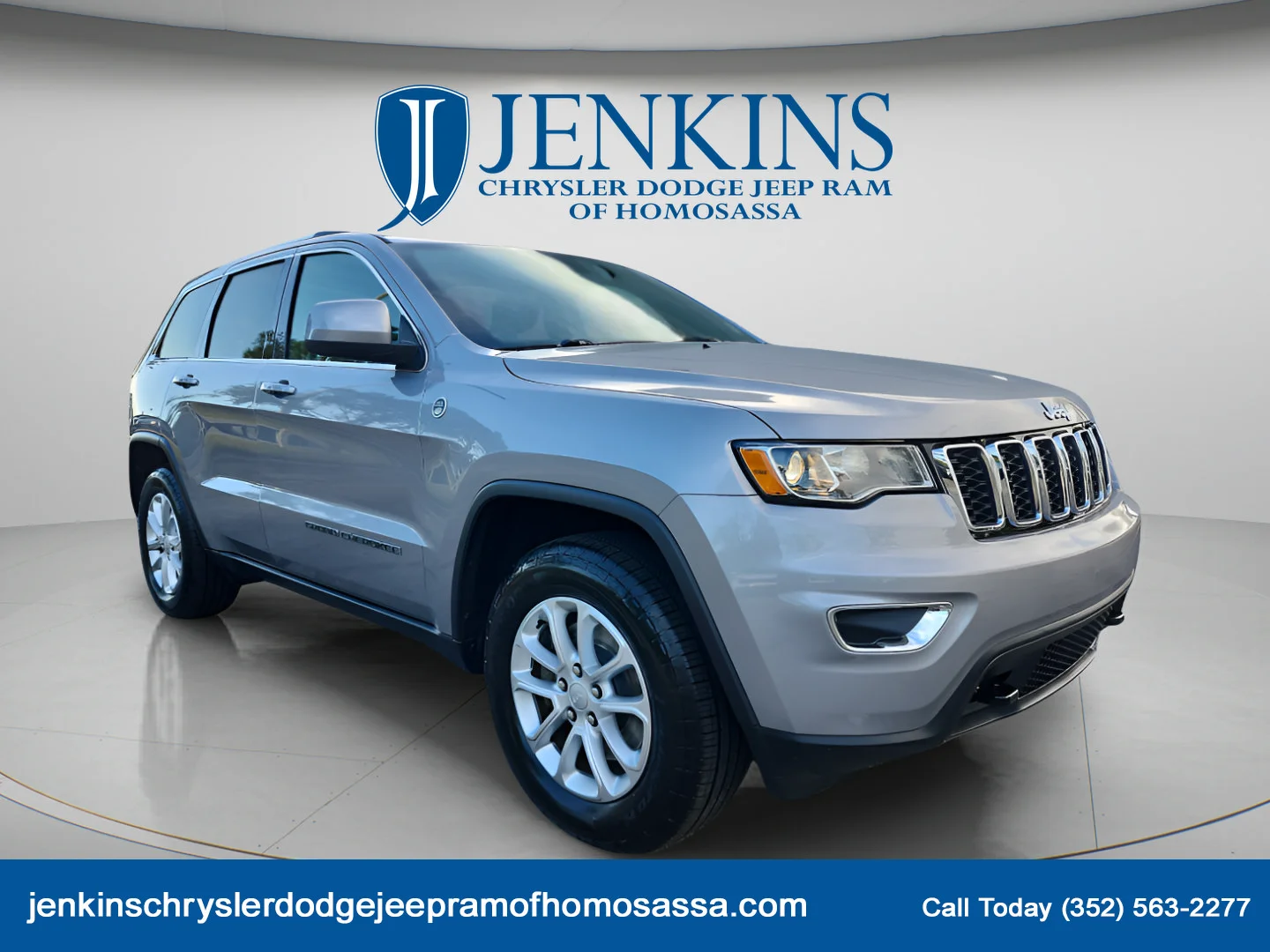 Used 2021 Billet Silver Metallic Clearcoat Jeep Laredo E image 13