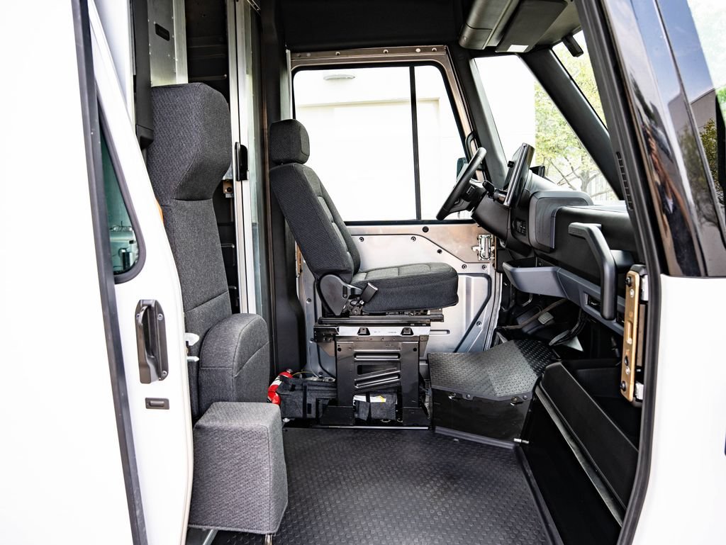 Used 2025 Oyster White Chevrolet 400 image 21