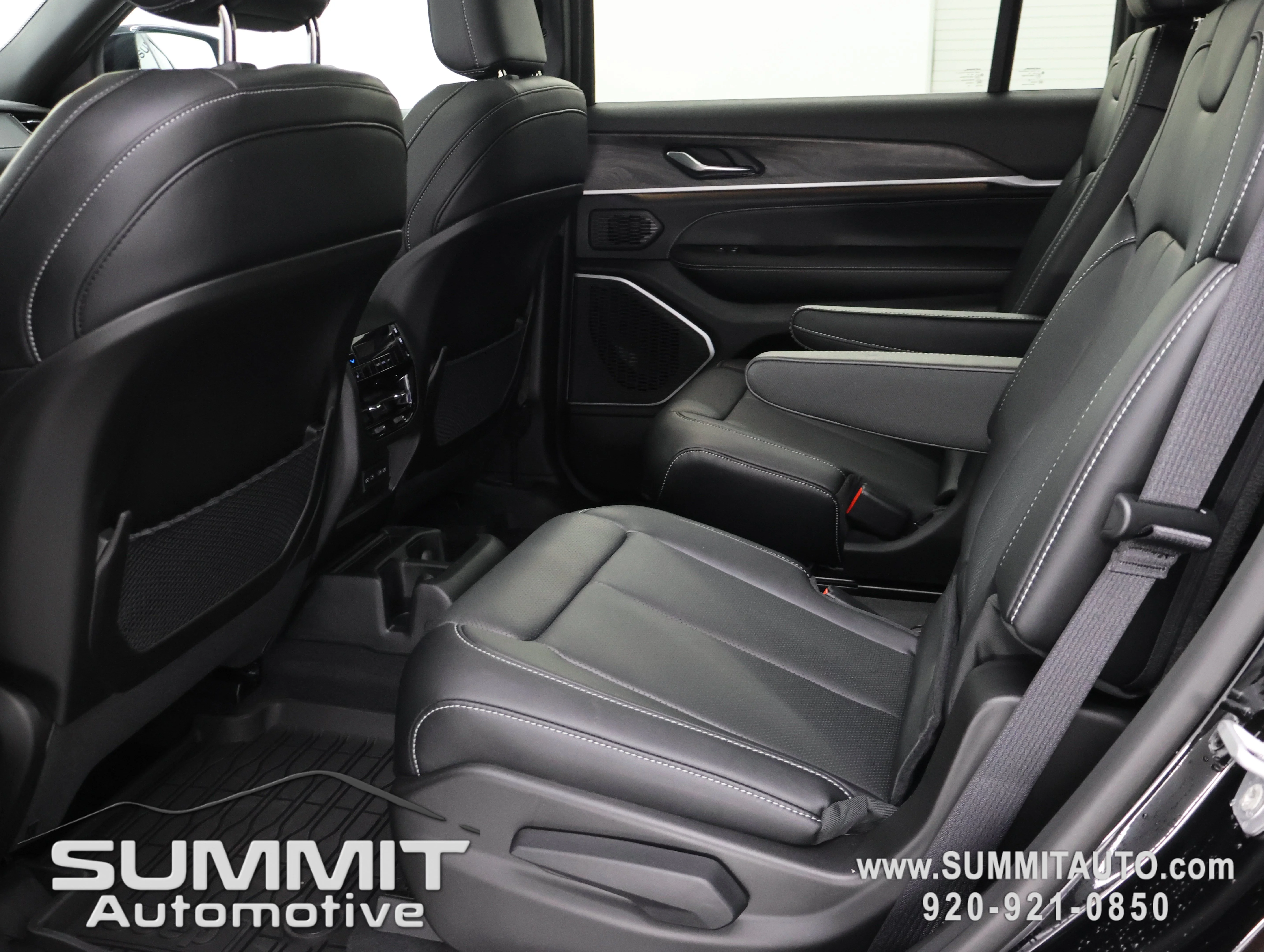 New 2026 Diamond Black Crystal Pearl-Coat Exterior Paint Jeep Limited Reserve image 9
